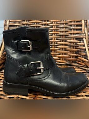 Steve Madden Women's Cain Buckle Booties Black Leather in size 7